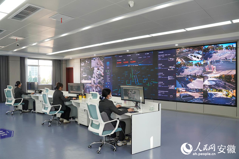 淮南建發(fā)智慧泊車(chē)監(jiān)控中心。人民網(wǎng)記者 陳若天攝